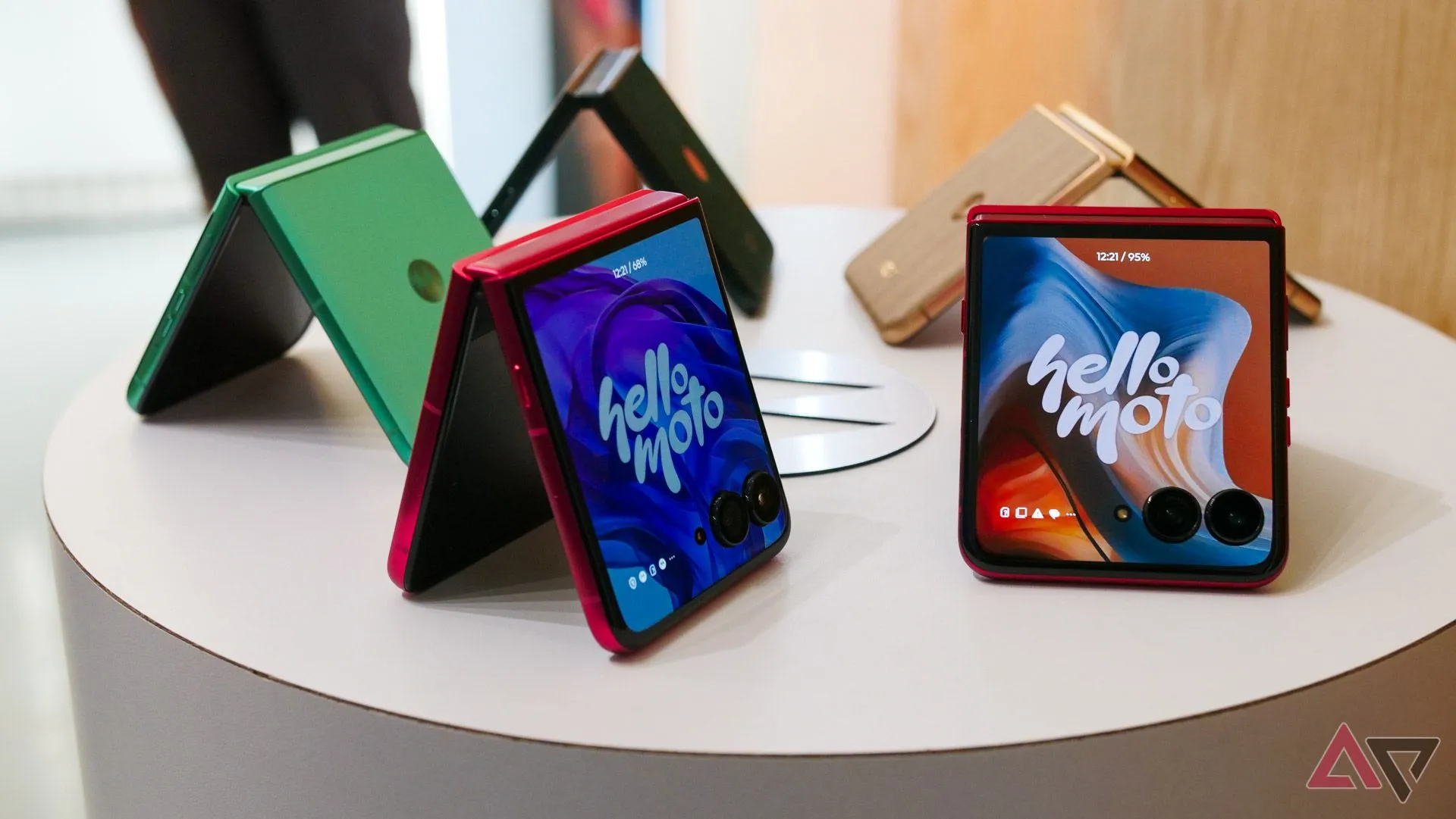 Ba mẫu điện thoại Motorola Razr 2025 xếp cạnh nhau, mẫu Ultra ở phía trước