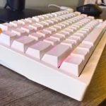Bàn phím cơ Lemokey P1 HE nhìn từ bên cạnh.