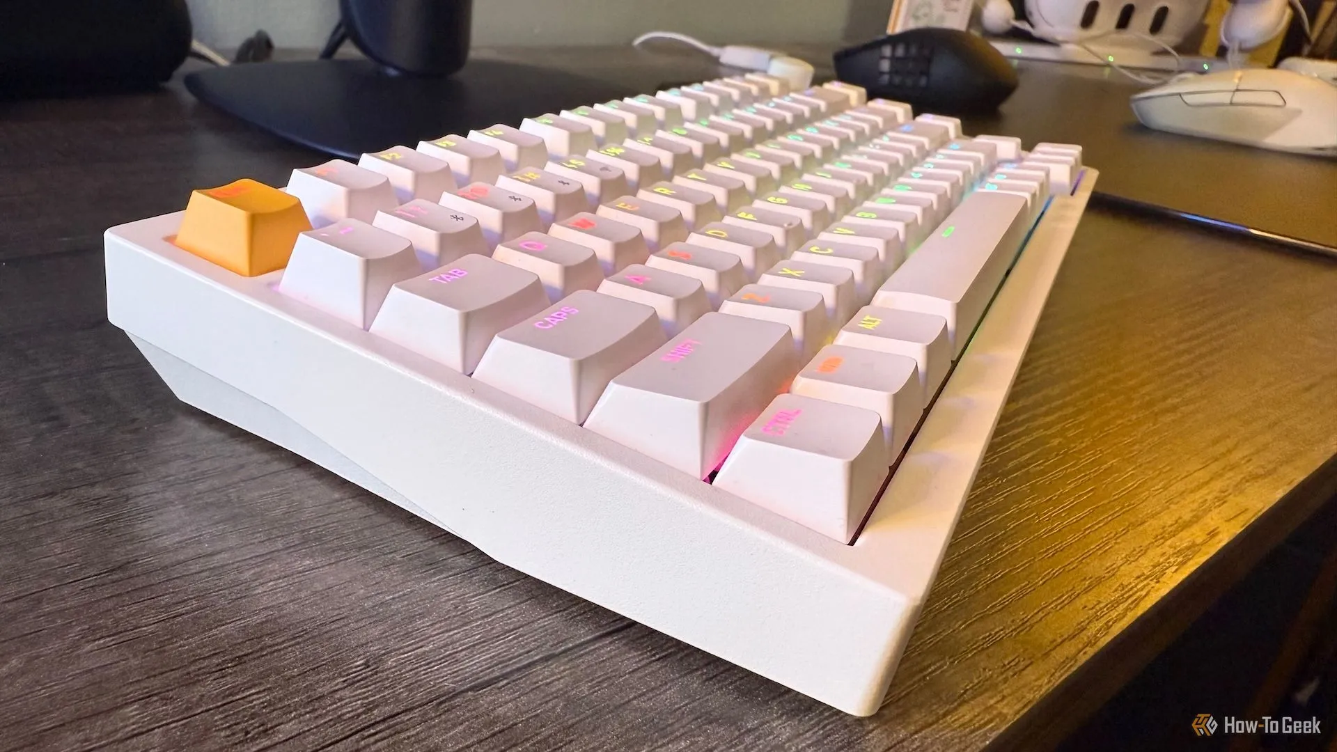 Bàn phím cơ Lemokey P1 HE nhìn từ bên cạnh.