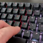 Bàn phím cơ với đèn RGB, liên quan đến công việc lập trình Python.