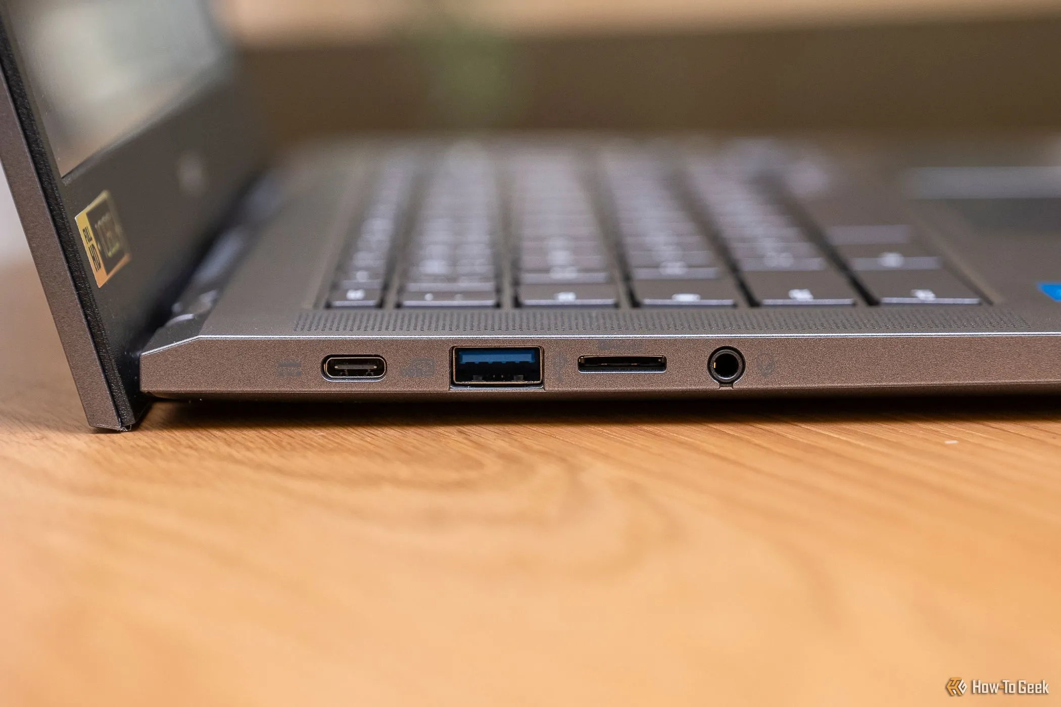 Các cổng kết nối ở cạnh trái của máy tính xách tay Acer Chromebook Plus 514, cho thấy sự phổ biến của USB-C trên các mẫu Chromebook hiện đại.