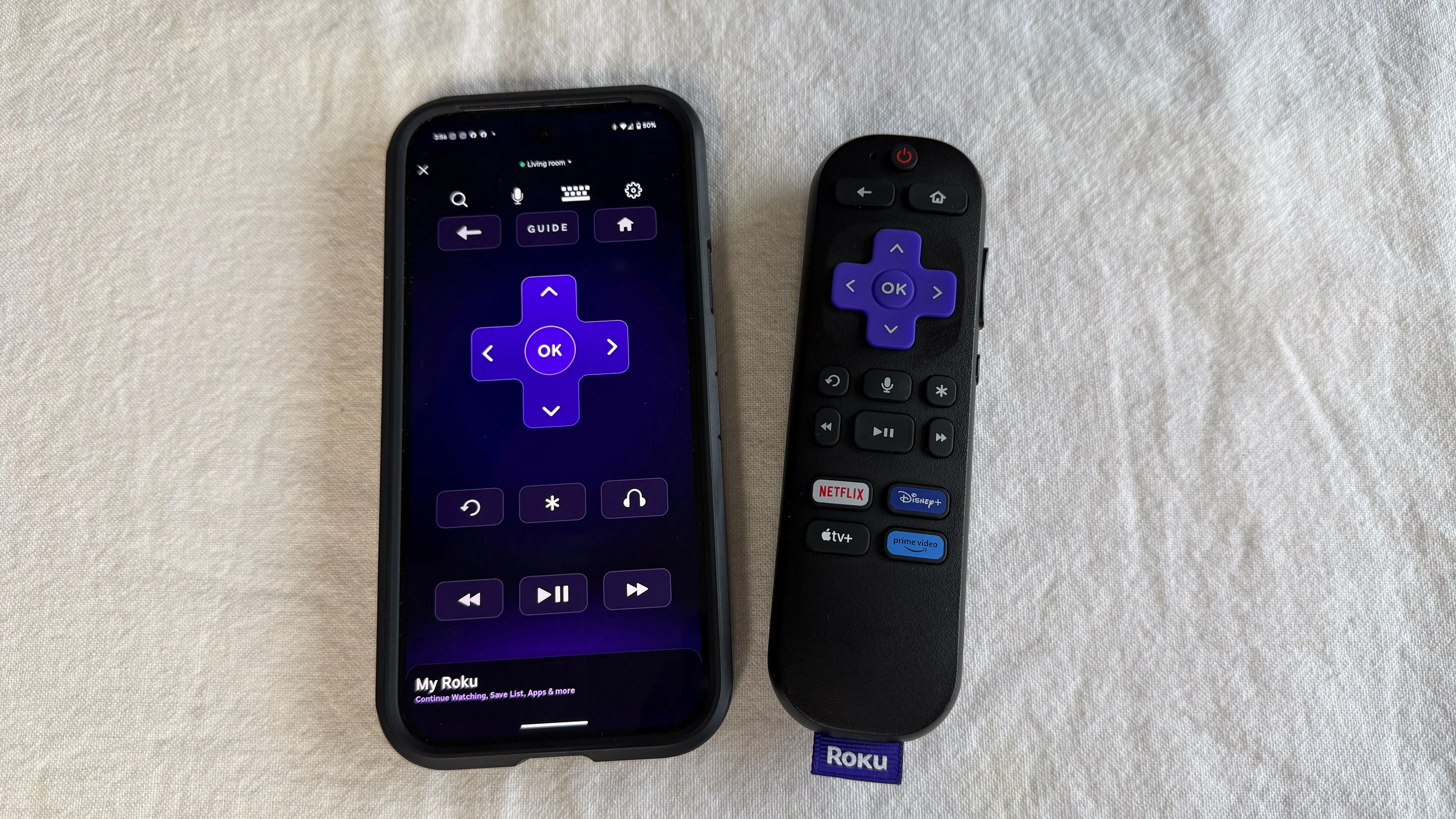 Các thiết bị streaming Roku và điều khiển vật lý, minh họa cho cập nhật giao diện