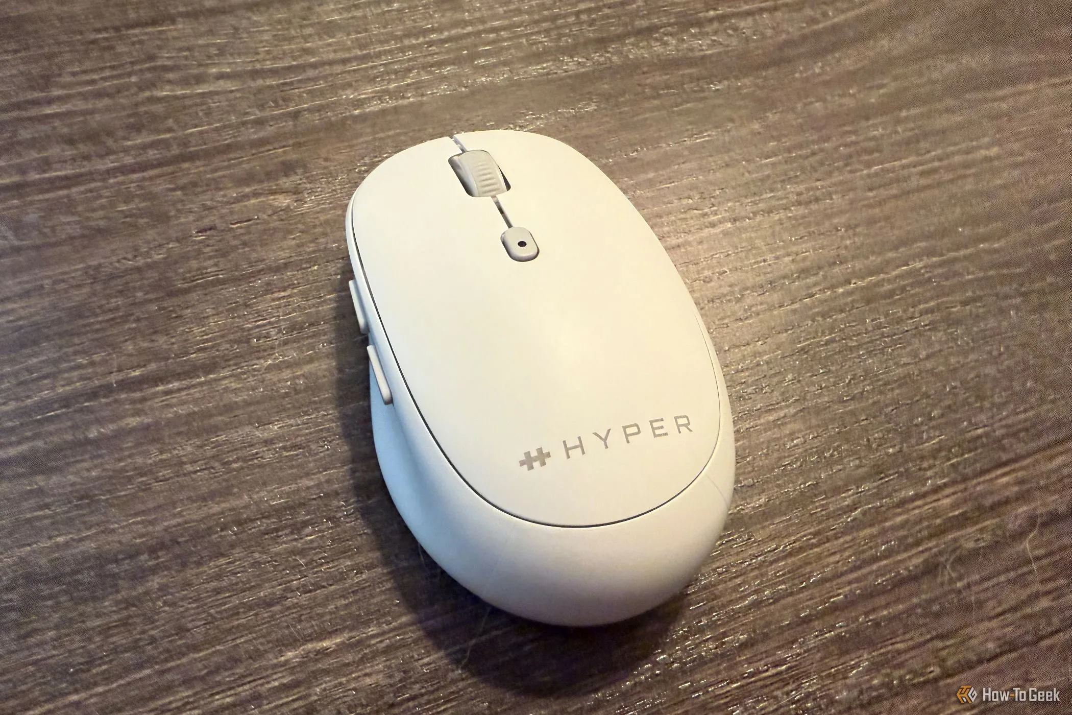 Cận cảnh mặt trên chuột Hyper HyperSpace Bluetooth với bánh xe cuộn và nút DPI