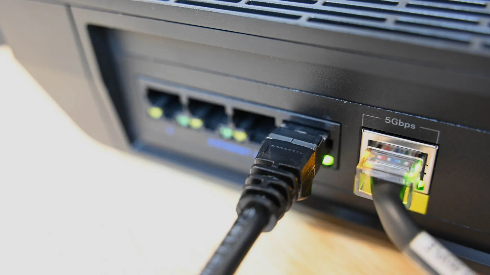 Cáp Ethernet cắm vào cổng mạng trên router, minh họa kết nối internet có dây.