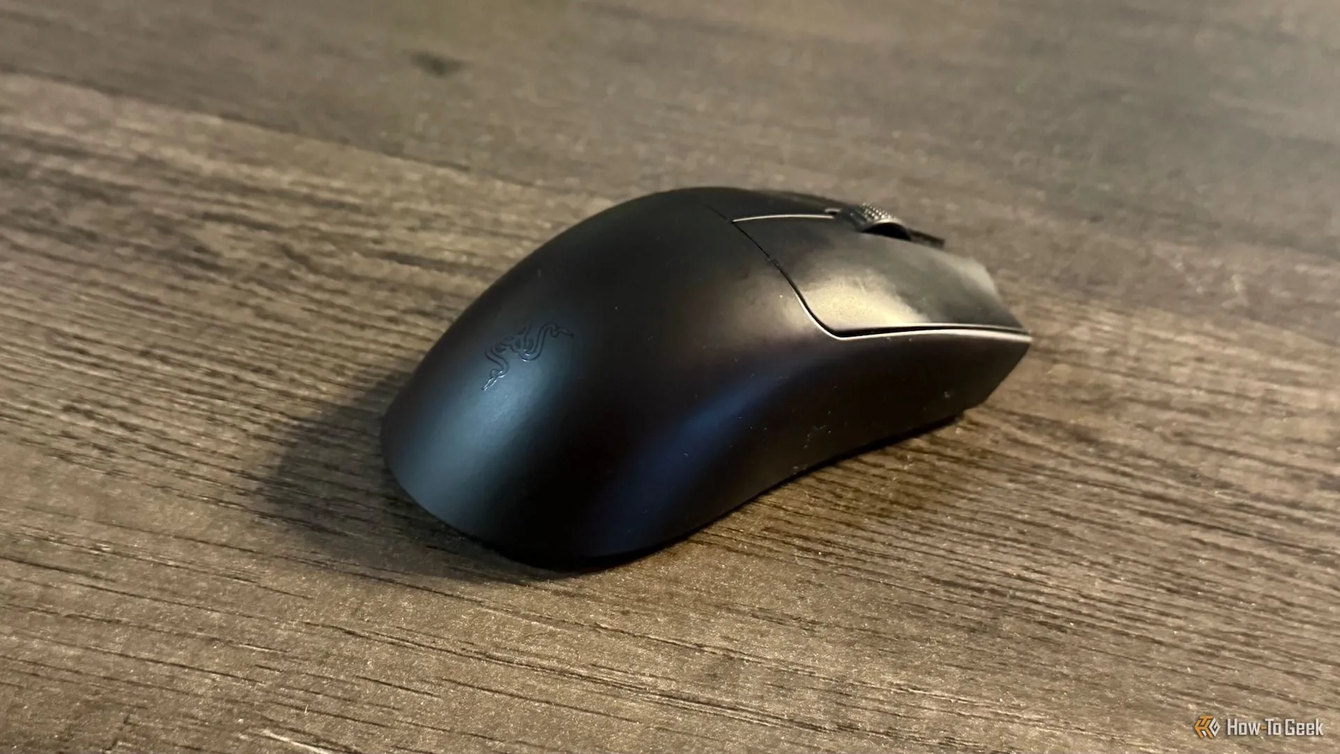 Chuột gaming không dây Razer Viper V3 Pro đặt nghiêng trên bàn.