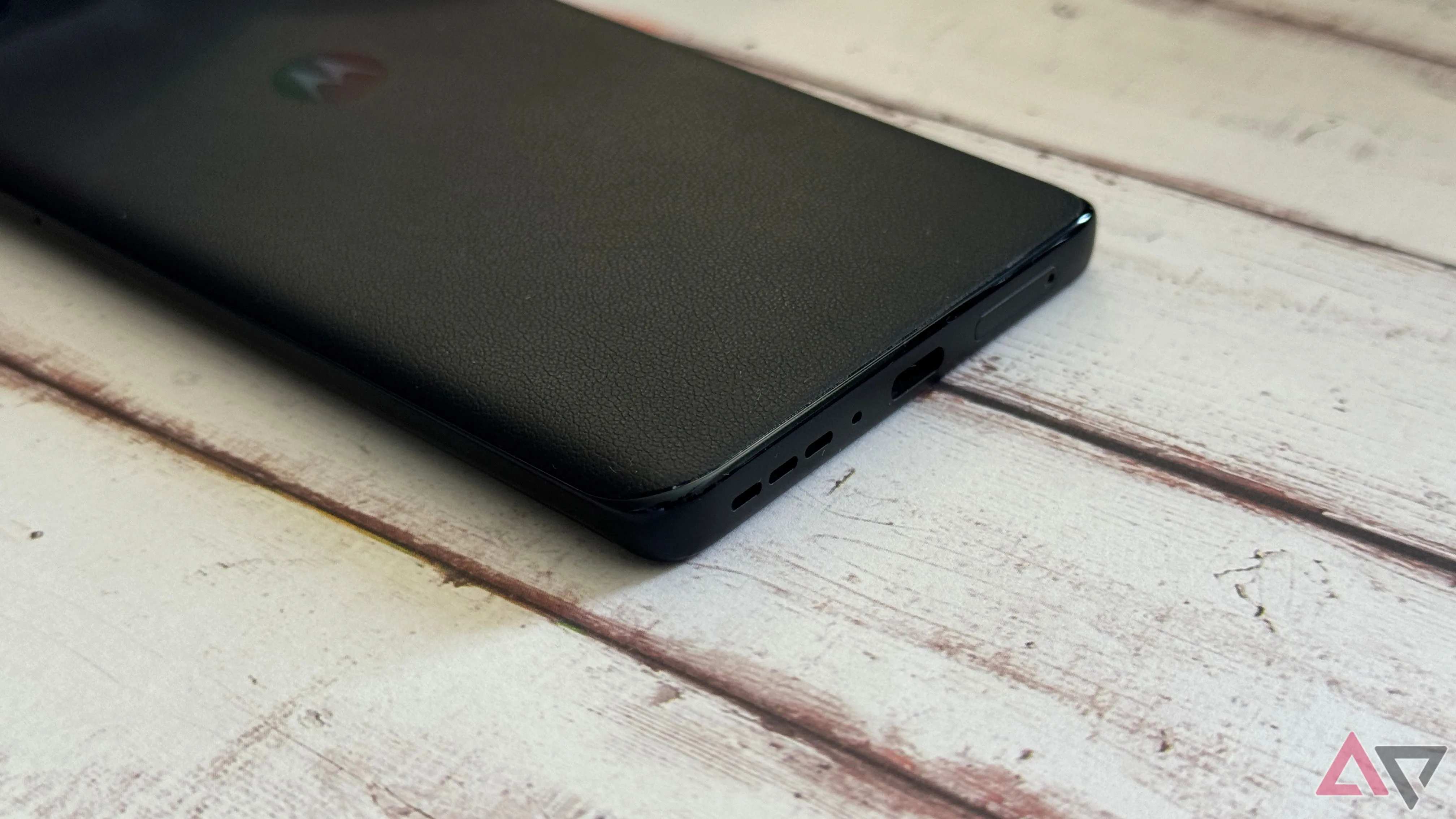 Cổng USB-C trên Motorola Edge hỗ trợ sạc nhanh 68W