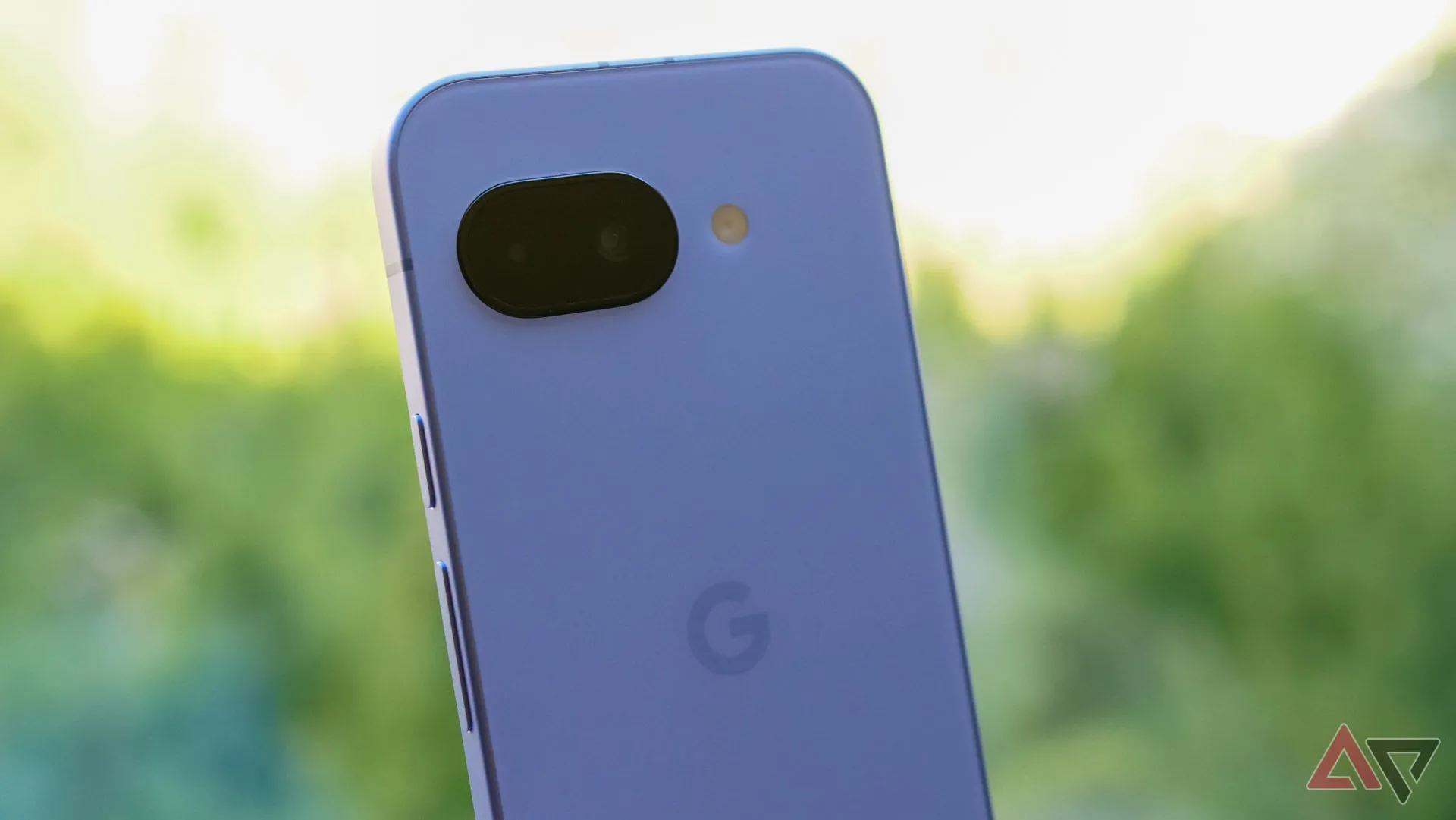 Cụm camera sau của điện thoại Google Pixel 9a.