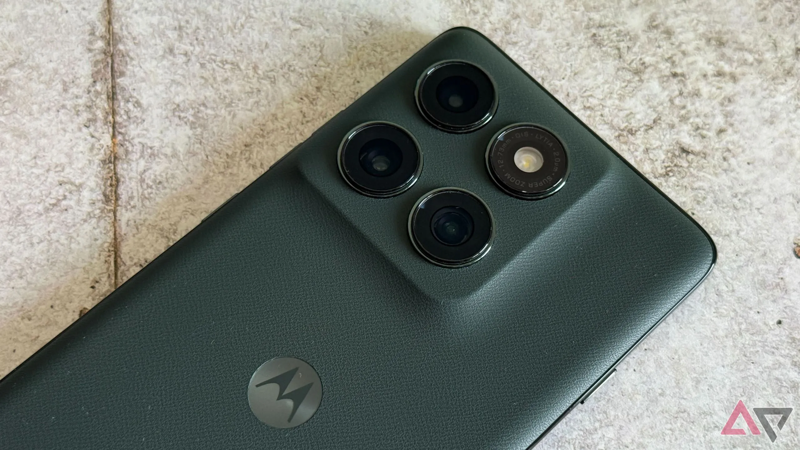 Cụm camera sau với cảm biến chính 50MP trên Motorola Edge 2025