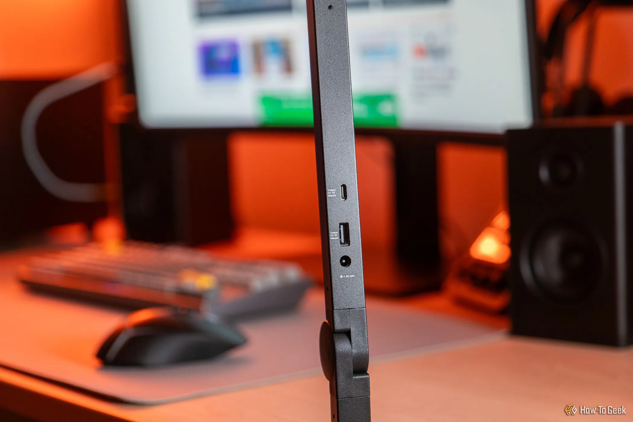 Đèn LED Lumecube Edgelight 2.0 với cổng USB-C và USB-A, minh họa đèn thông minh cần sạc pin.