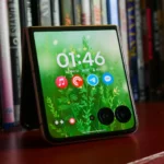 Điện thoại gập Motorola Razr Ultra 2025 với màn hình ngoài hiển thị, đặt trên giá sách.
