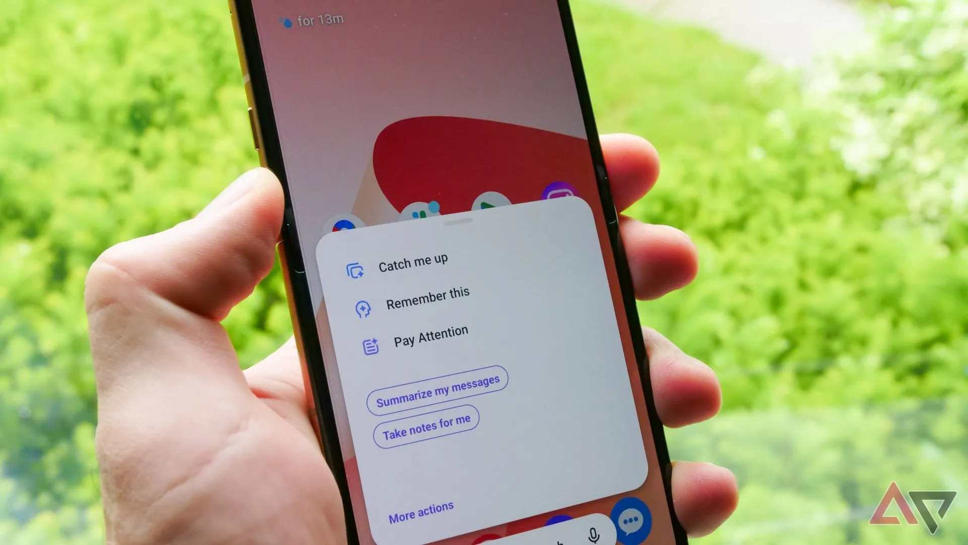 Điện thoại gập Motorola Razr Ultra, thiết bị chia sẻ tính năng AI với Edge 2025