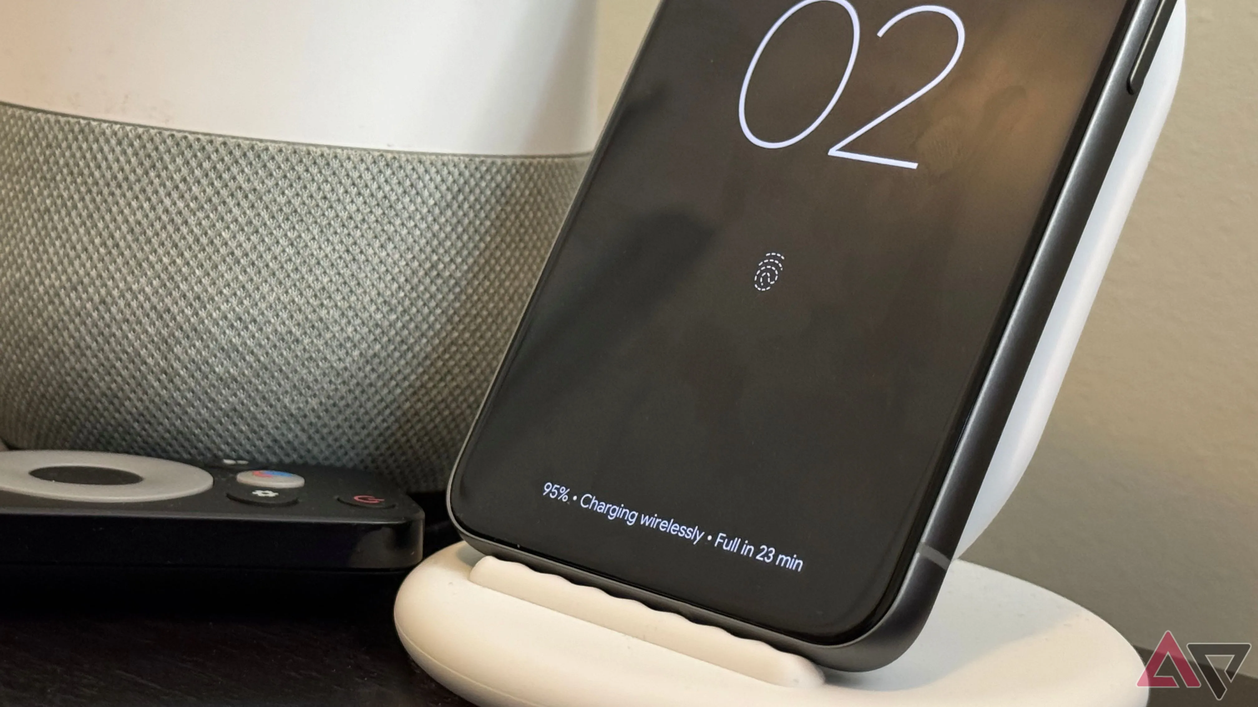 Điện thoại Google Pixel 8 đang sạc trên đế sạc không dây Pixel Stand thế hệ đầu
