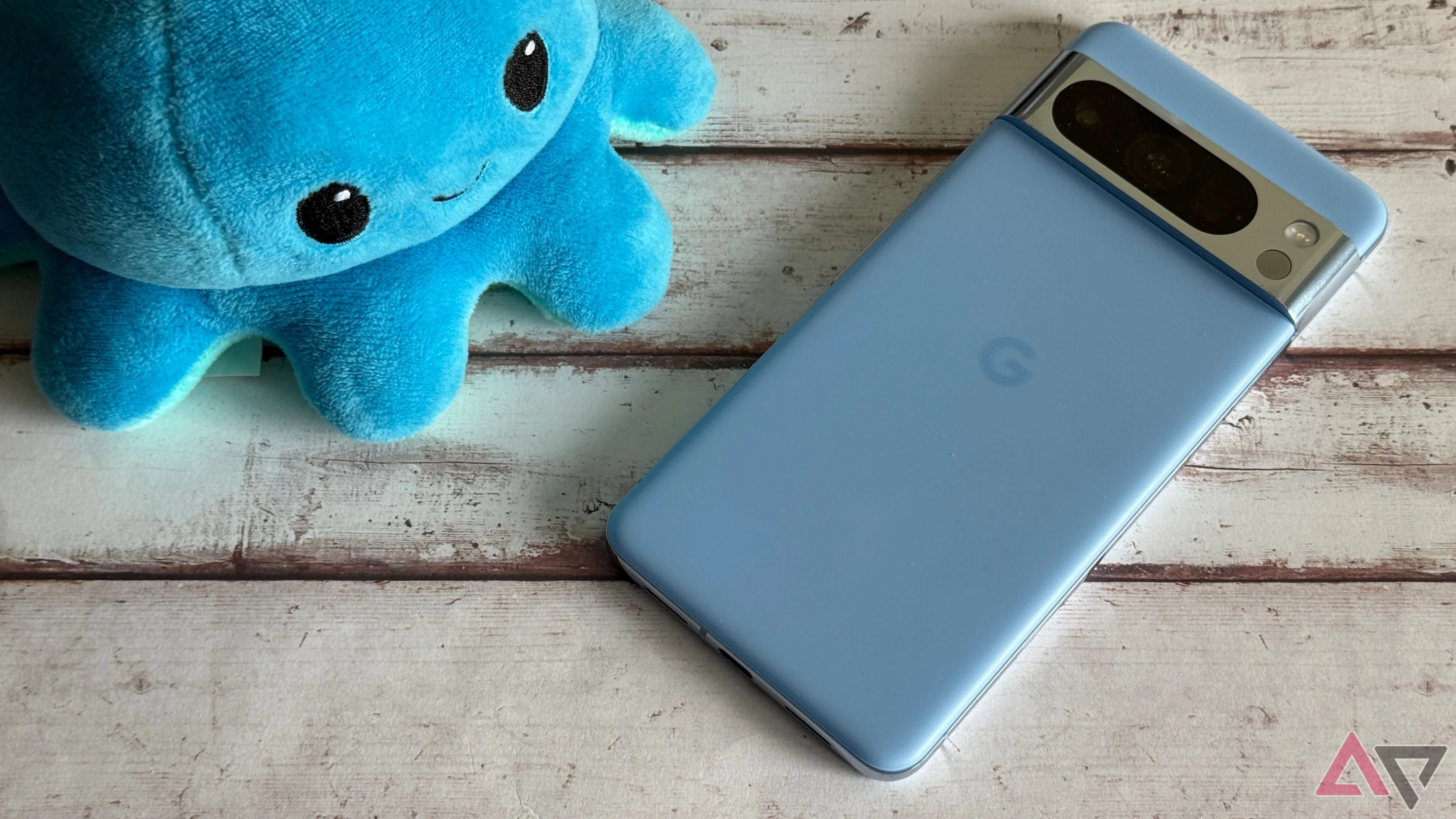 Điện thoại Google Pixel 8 Pro đặt cạnh vật trang trí