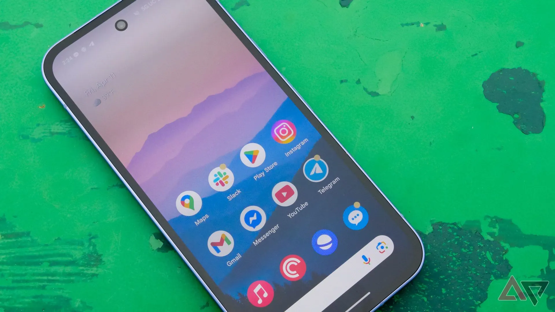 Điện thoại Google Pixel 9a với màn hình sáng rõ khi sử dụng ngoài trời.