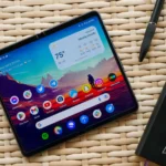 Điện thoại Google Pixel Fold đặt trên bàn mây tre, thể hiện thiết bị sau một thời gian sử dụng