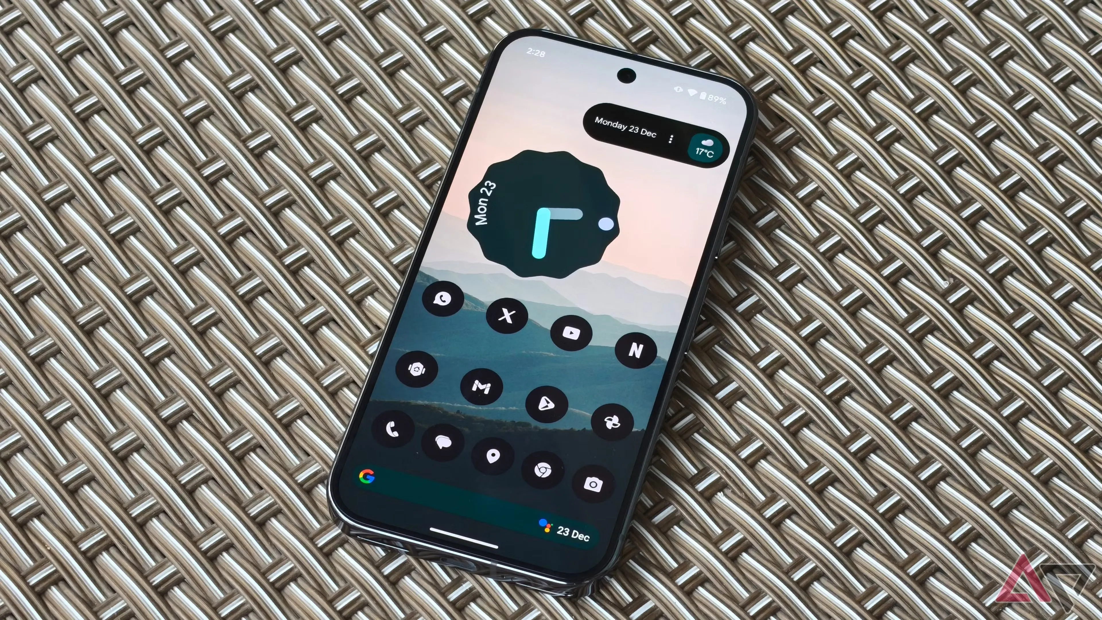 Điện thoại Google Pixel hiển thị màn hình chính sau khi cập nhật tính năng mới