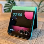 Điện thoại Moto Razr 2025 đang gập, để lộ màn hình ngoài