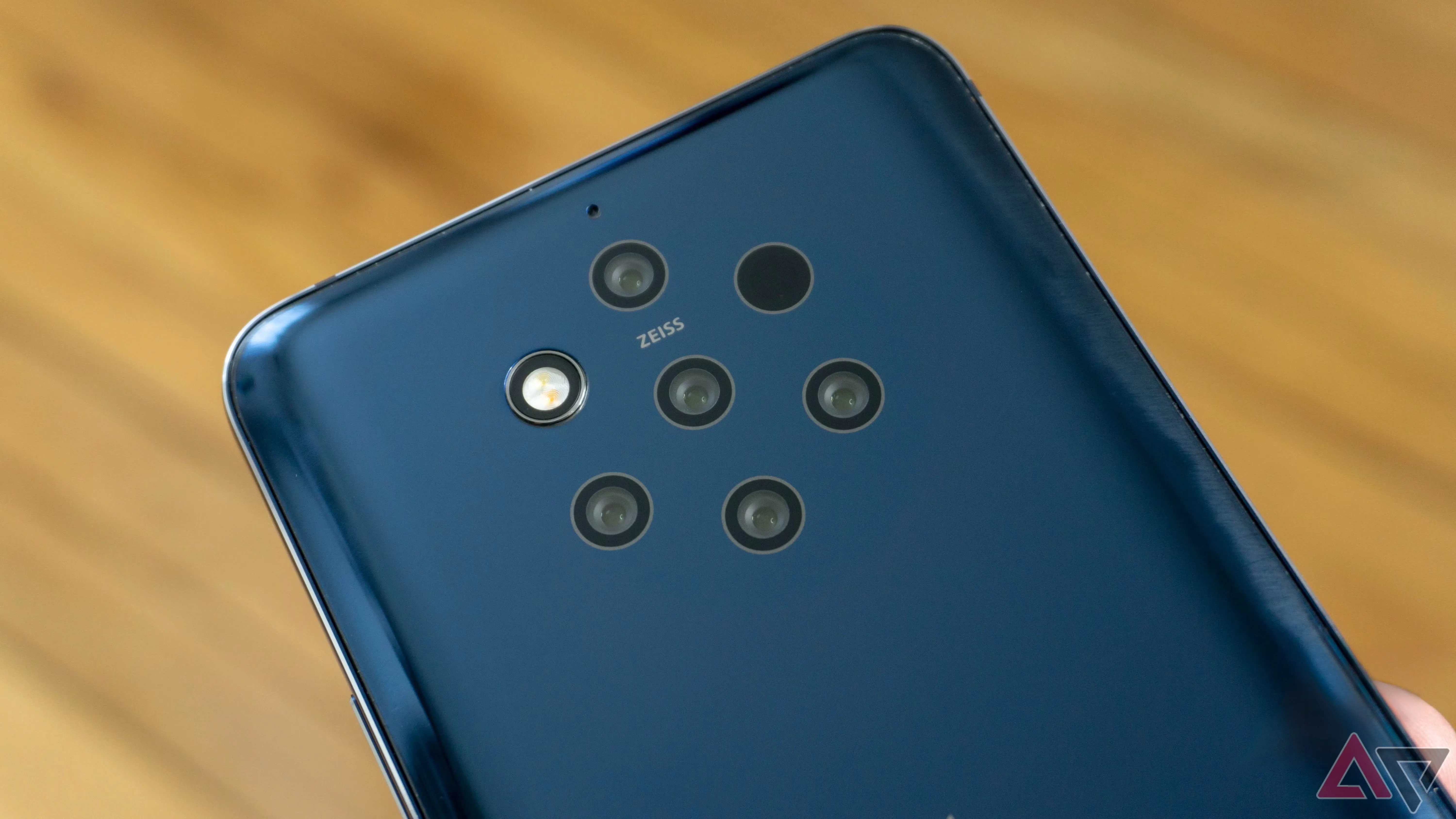 Điện thoại Nokia 9 PureView hiển thị rõ cụm 5 camera sau đặc trưng, điểm nhấn nhưng cũng là vấn đề