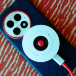 Điện thoại OnePlus 13 sử dụng ốp lưng và đế sạc không dây hỗ trợ chuẩn Qi2
