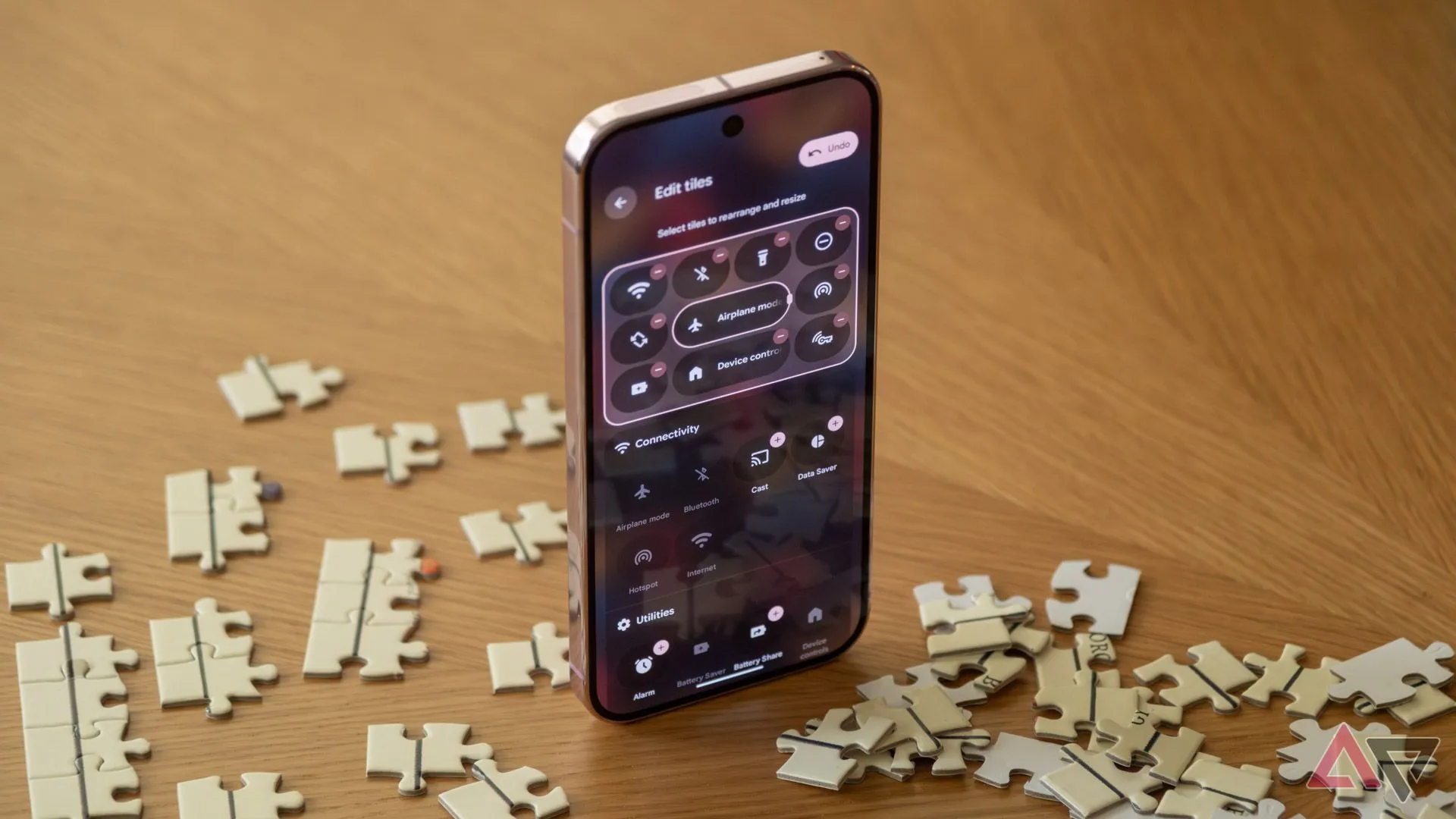 Điện thoại Pixel 9 Pro hiển thị cài đặt nhanh Material You trên giao diện Android 16