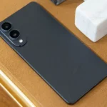 Điện thoại Samsung Galaxy S25 Edge màu xanh đặt úp trên bàn làm việc, đại diện cho dòng máy nhận cập nhật One UI 8 beta.