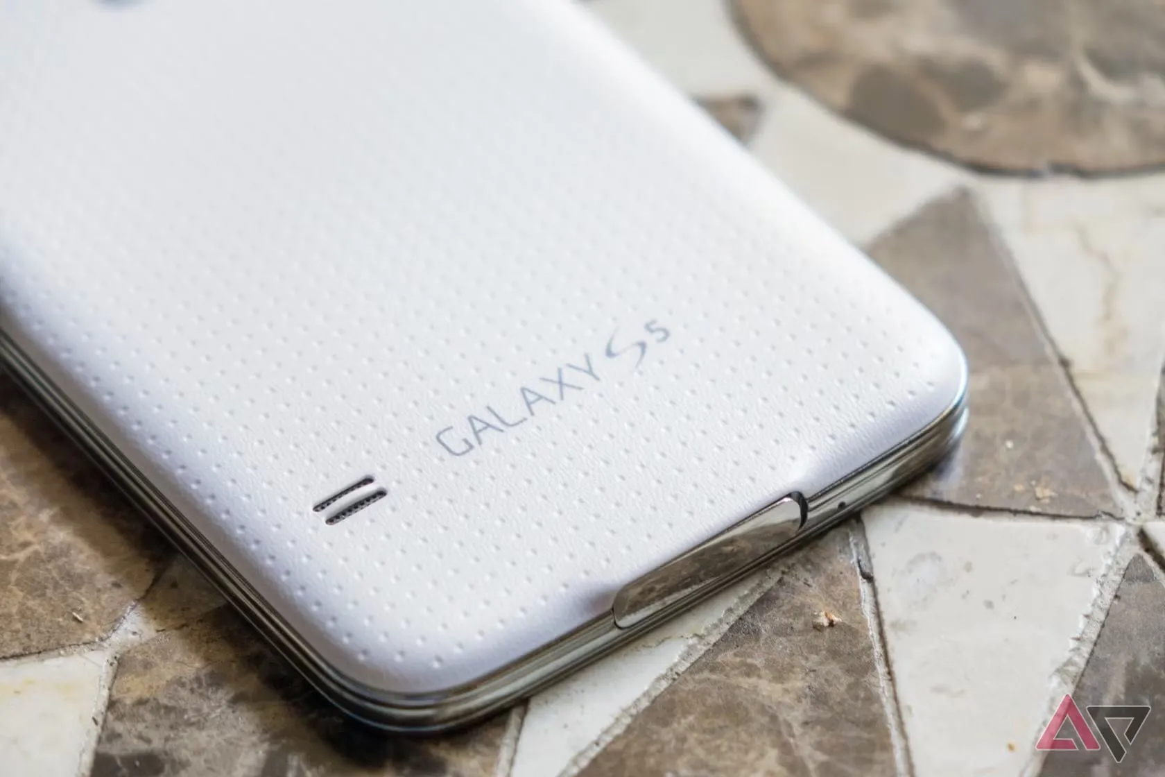 Điện thoại Samsung Galaxy S5 mặt lưng, thiết kế nhựa và cảm biến nhịp tim gây thất vọng