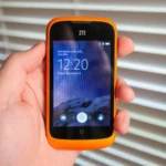Điện thoại ZTE Open chạy hệ điều hành Firefox OS, hiển thị giao diện màn hình chính với các biểu tượng ứng dụng.