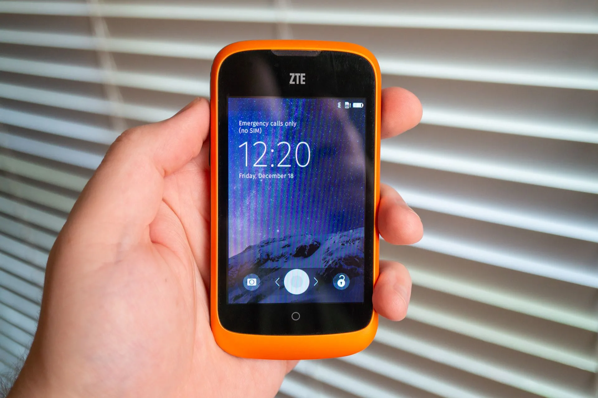 Điện thoại ZTE Open chạy hệ điều hành Firefox OS, hiển thị giao diện màn hình chính với các biểu tượng ứng dụng.