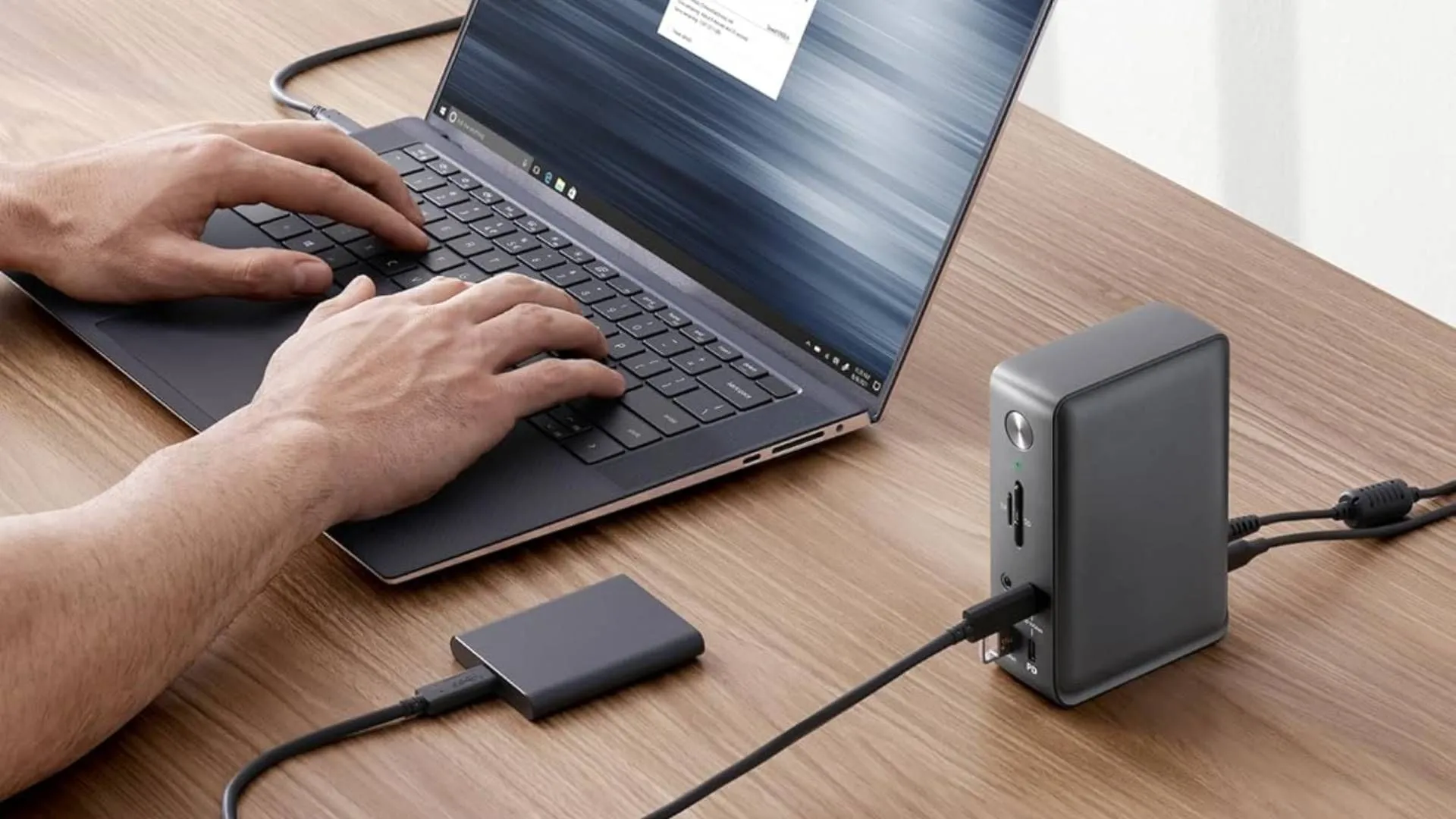 Docking Station Anker 13-in-1 USB-C đang được cắm vào máy tính, minh họa khả năng kết nối đa dạng cho một setup bàn làm việc mở rộng.
