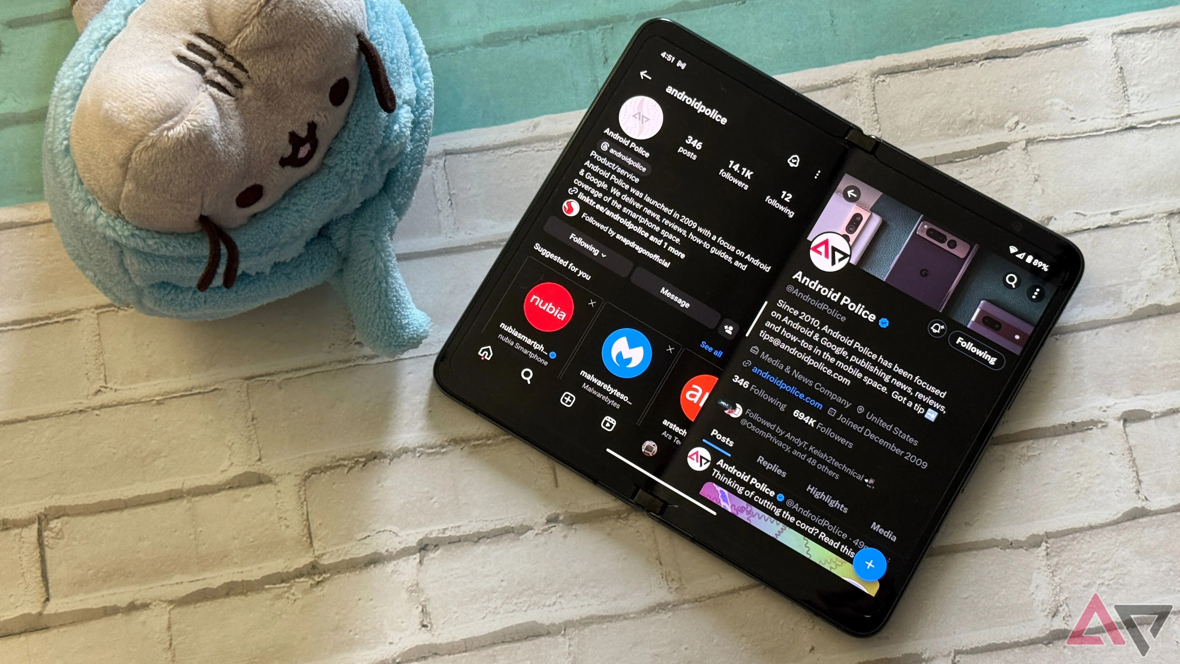 Giao diện chia đôi ứng dụng trên màn hình gập của Google Pixel Fold, tối ưu cho công việc và giải trí