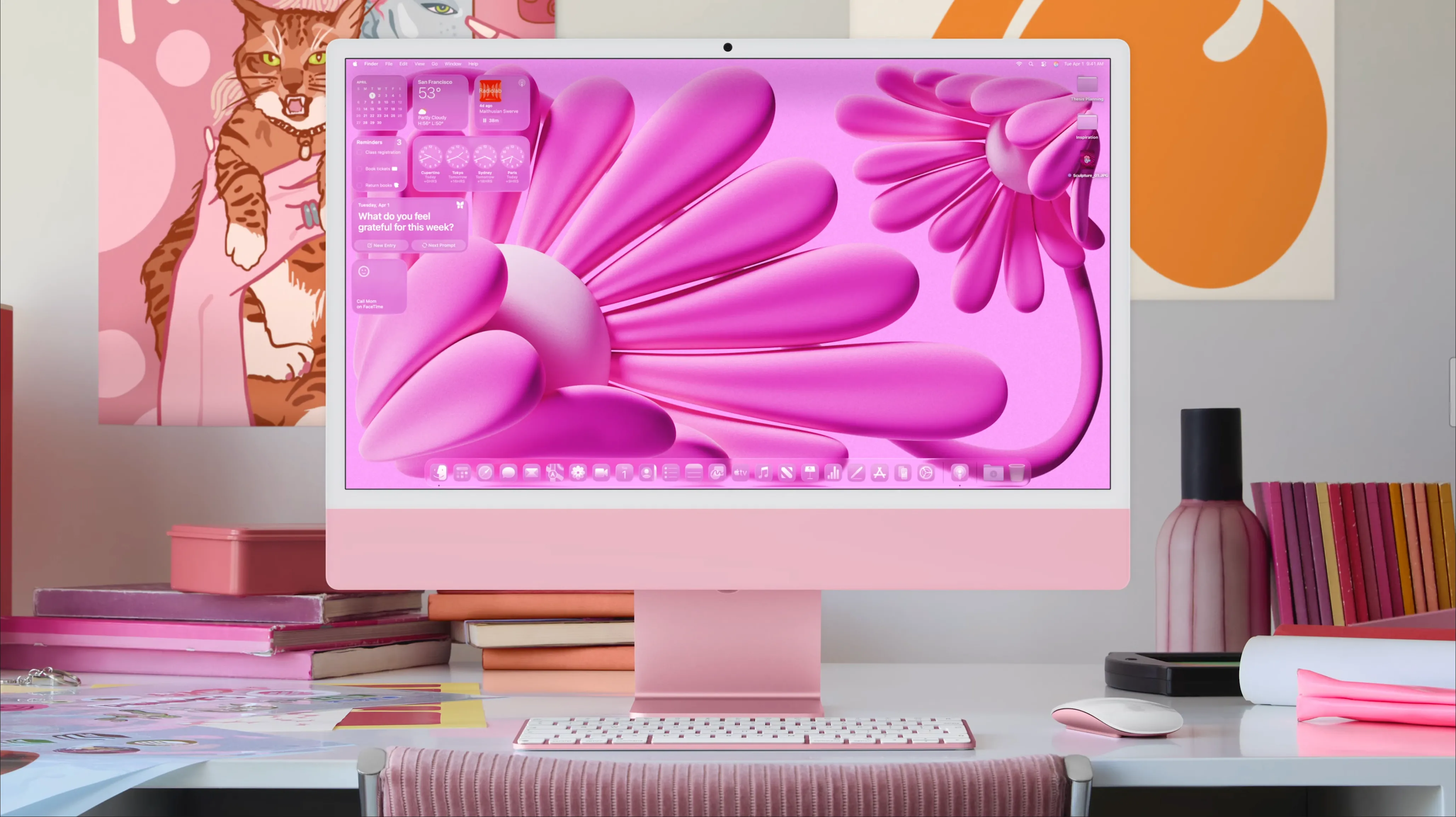 Giao diện macOS 26 Tahoe với chủ đề màu hồng thể hiện khả năng đổi màu biểu tượng và hiệu ứng trong suốt Liquid Glass
