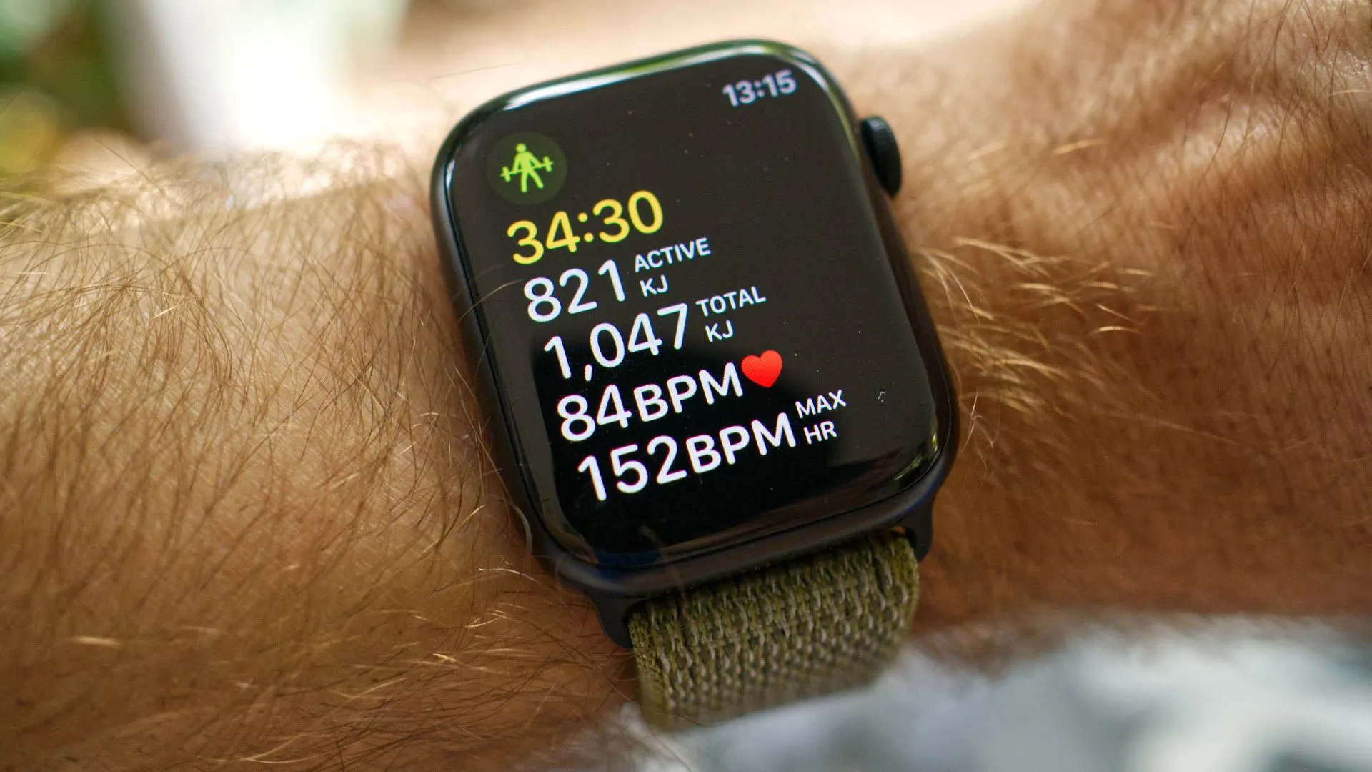 Giao diện ứng dụng Bài tập trên Apple Watch Series 8 đang ghi lại buổi tập Luyện sức mạnh truyền thống.