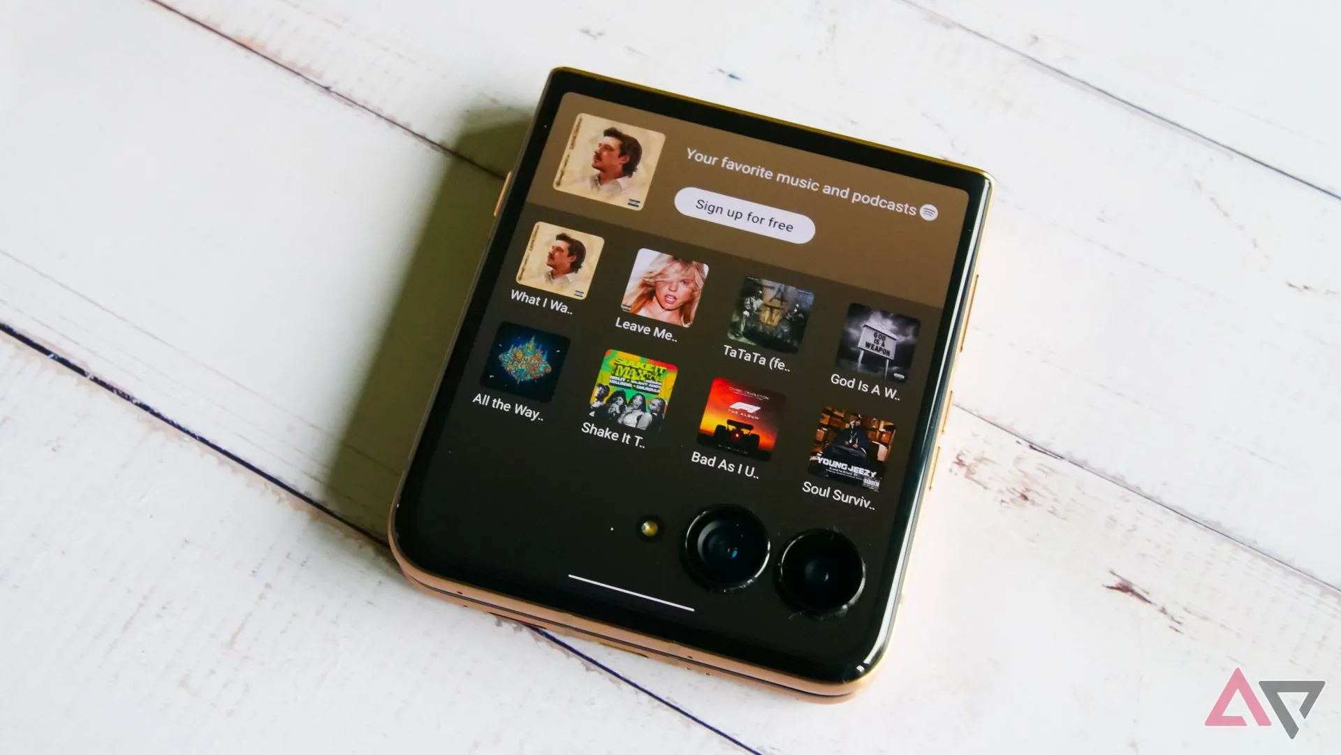 Góc nhìn từ phía trên cho thấy màn hình gập và màn hình ngoài của Motorola Razr Ultra 2025