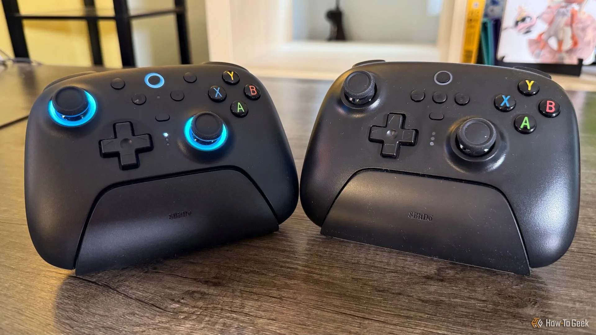 Hai bộ điều khiển 8BitDo Ultimate, minh họa tay cầm chơi game có dây và không dây.