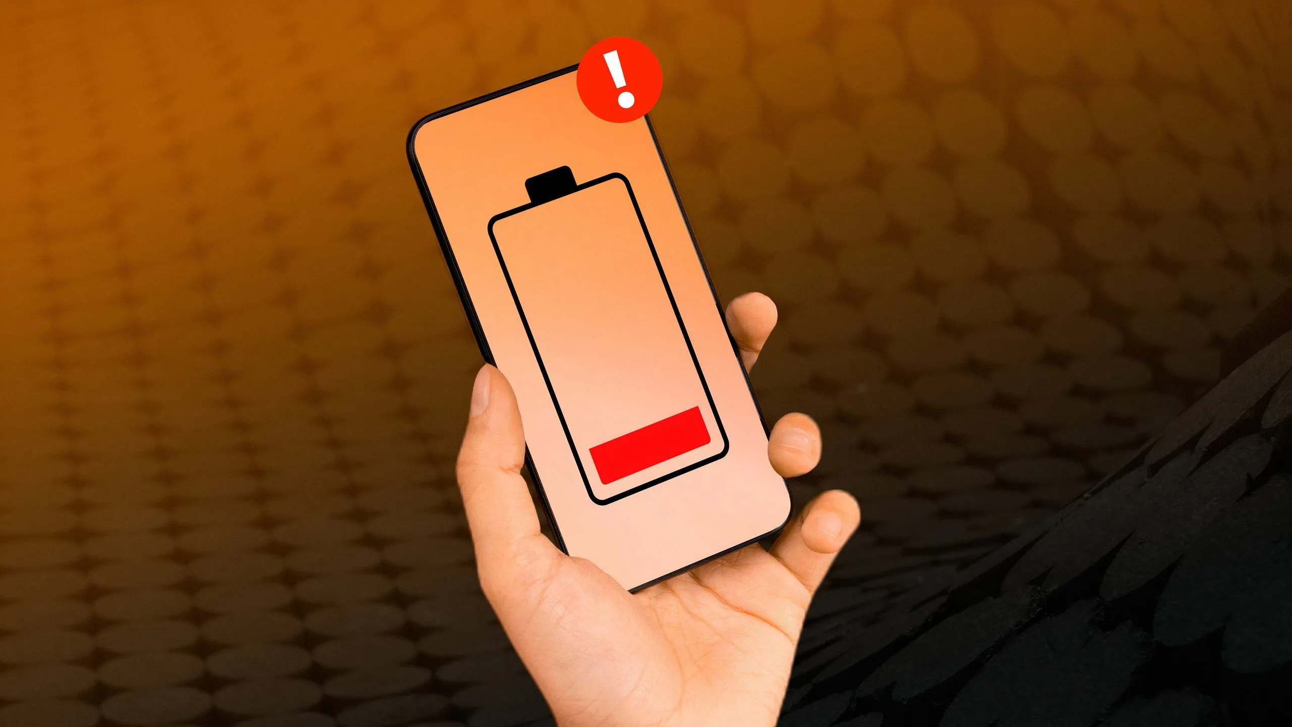 Hình ảnh điện thoại smartphone hiển thị biểu tượng pin yếu, liên quan đến tuổi thọ pin