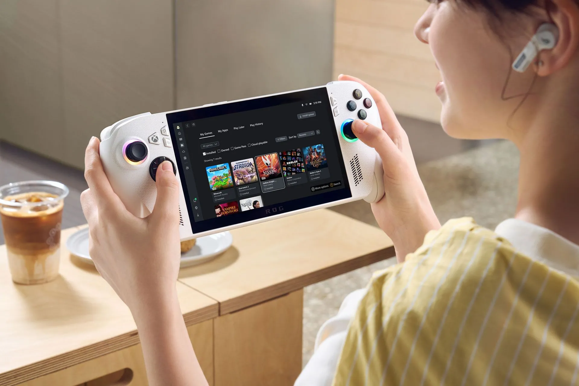 Hình ảnh quảng cáo hiển thị một người đang sử dụng Xbox ROG Ally X