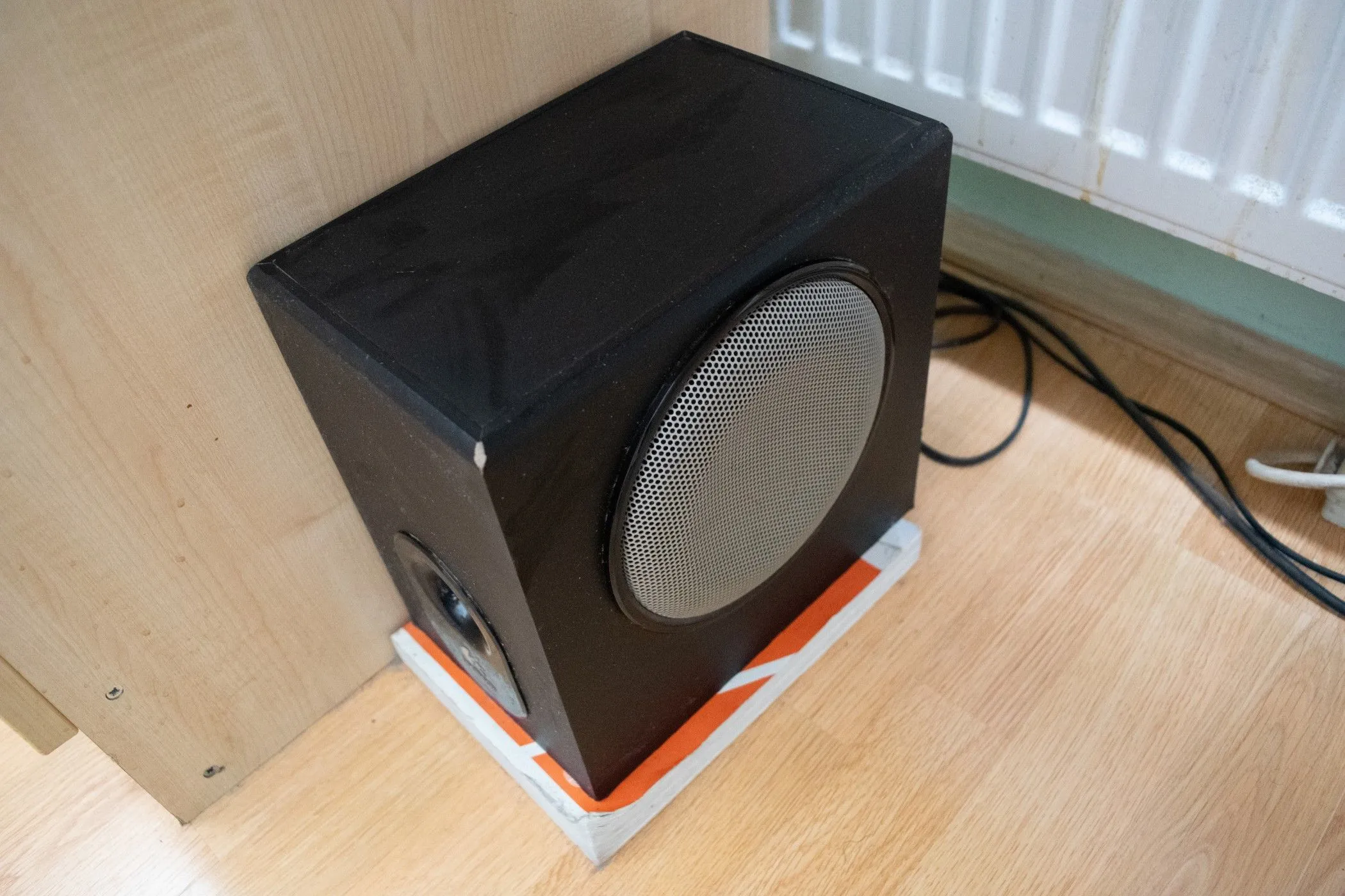 Loa subwoofer Logitech X230 cho PC, minh họa cho hệ thống âm thanh có dây.