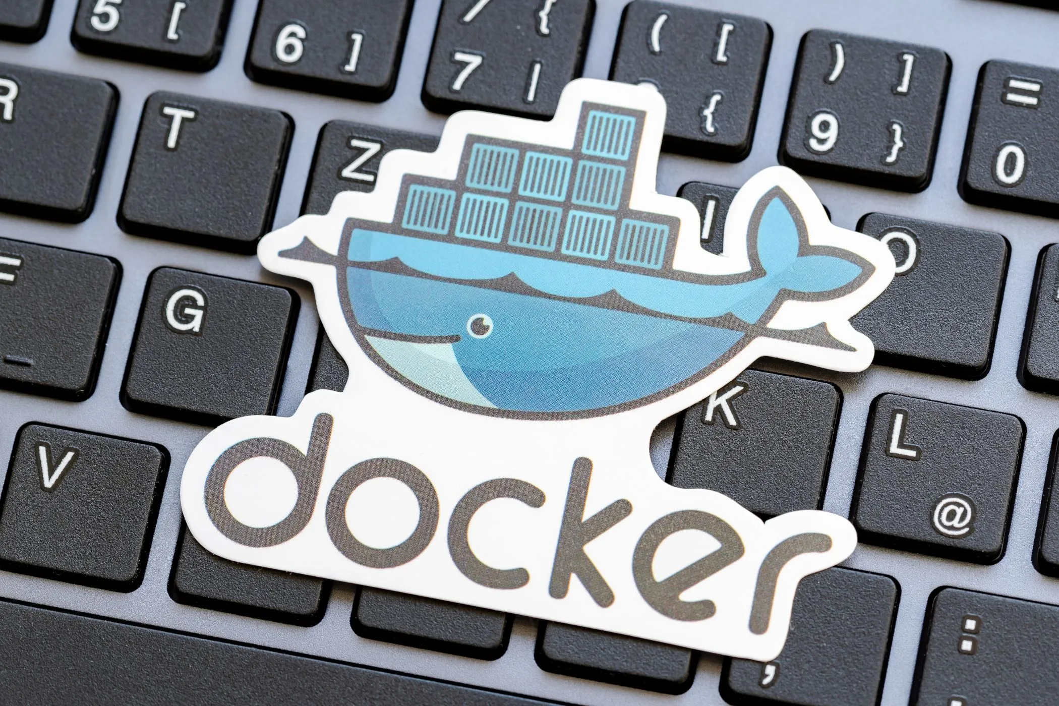 Logo Docker đặt trên bàn phím máy tính xách tay.