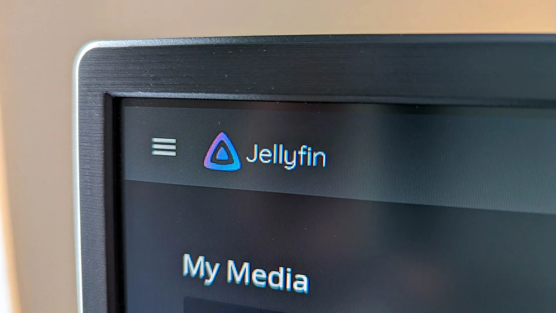 Logo máy chủ đa phương tiện Jellyfin trên màn hình máy tính.