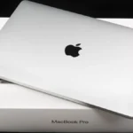 MacBook Pro màu bạc đặt trên hộp đựng gốc, thể hiện việc giữ gìn bao bì