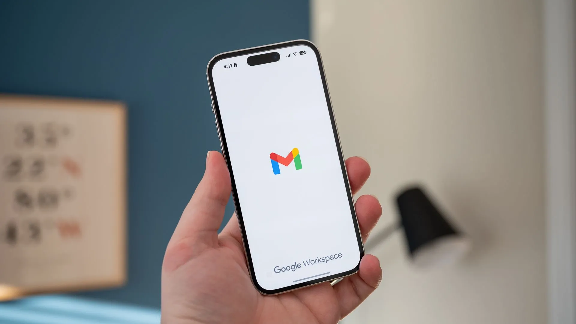 Màn hình chờ ứng dụng Gmail và Google Workspace trên iPhone 14 Pro, minh họa lỗi truy cập Gmail trên iOS do Pi-hole chặn domain
