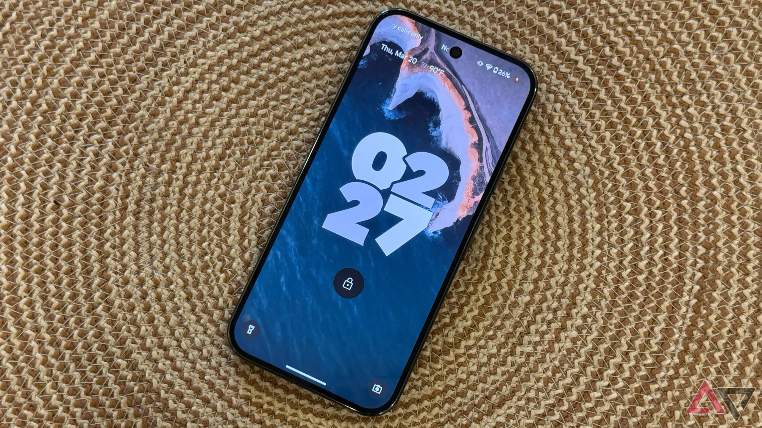 Màn hình khóa điện thoại Google Pixel 9 Pro với hình nền tạo bởi AI