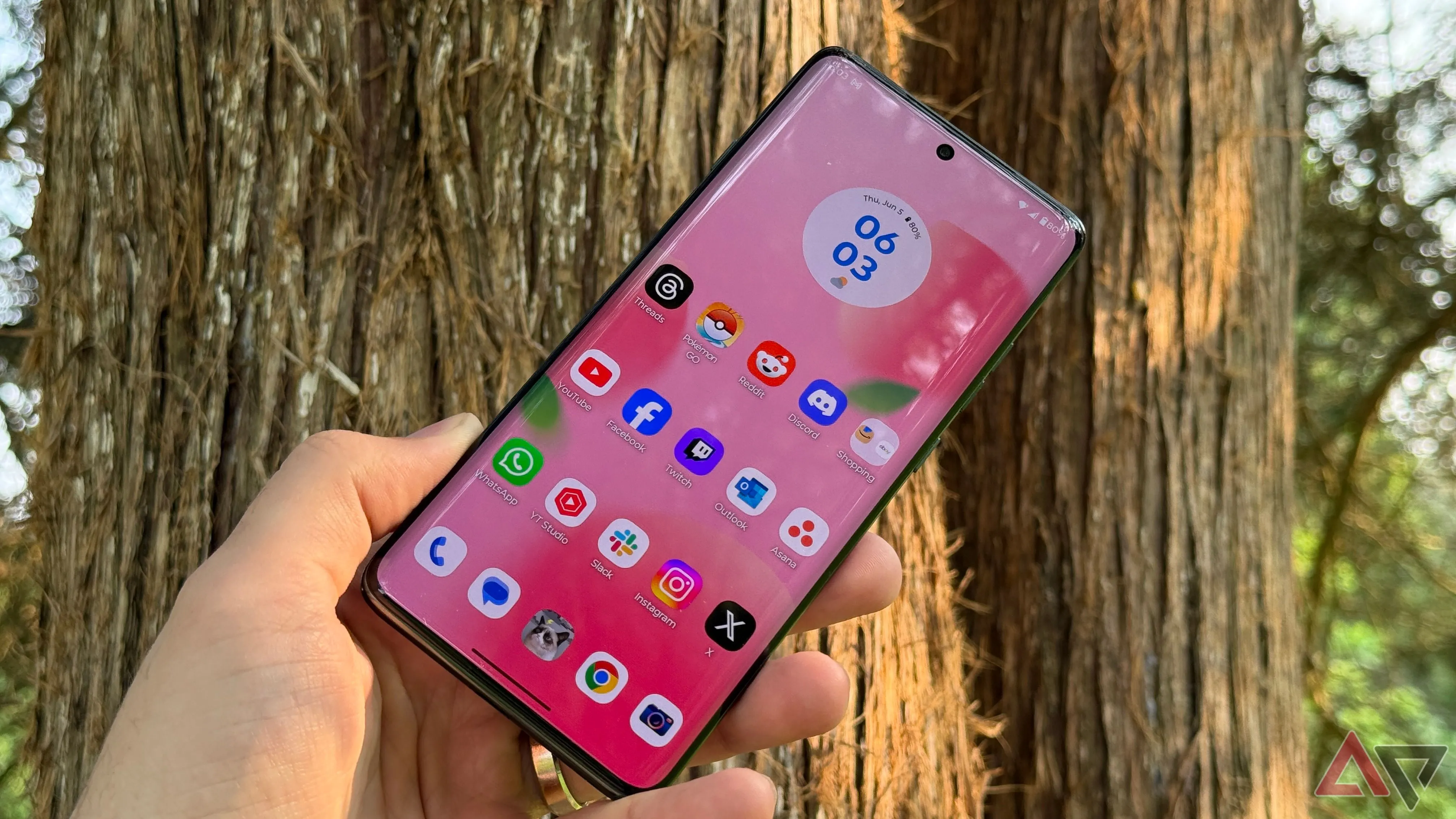 Màn hình Motorola Edge 2025 hiển thị rõ nét ngoài trời với độ sáng cao