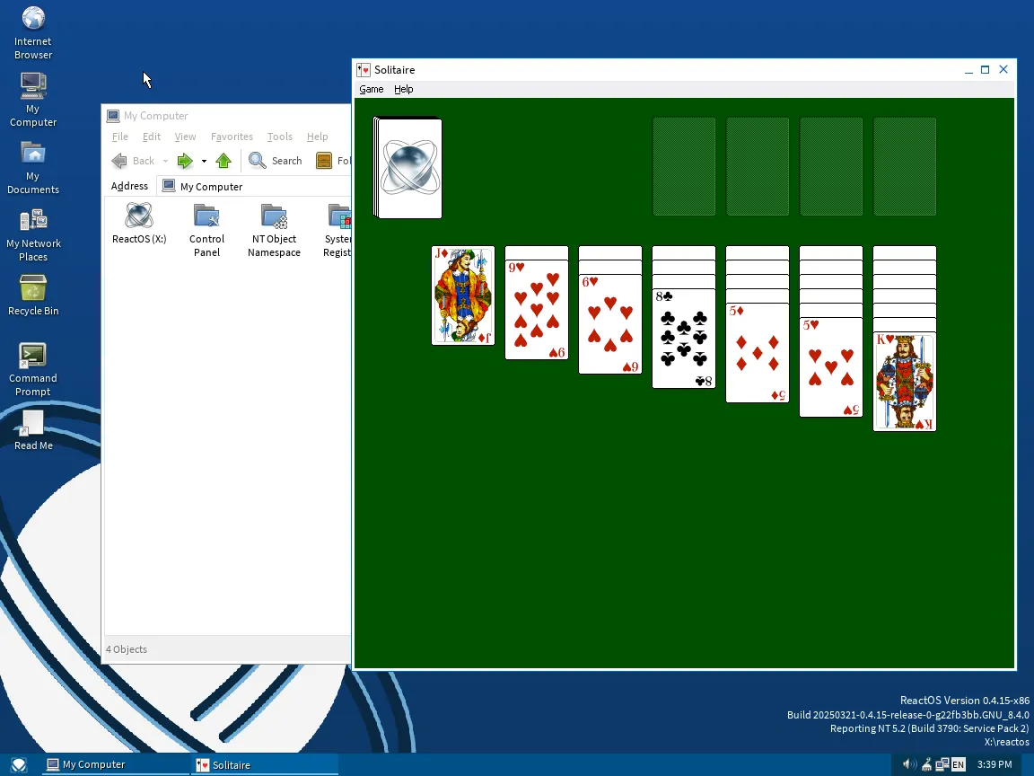 Màn hình nền ReactOS với File Explorer và trò chơi Solitaire