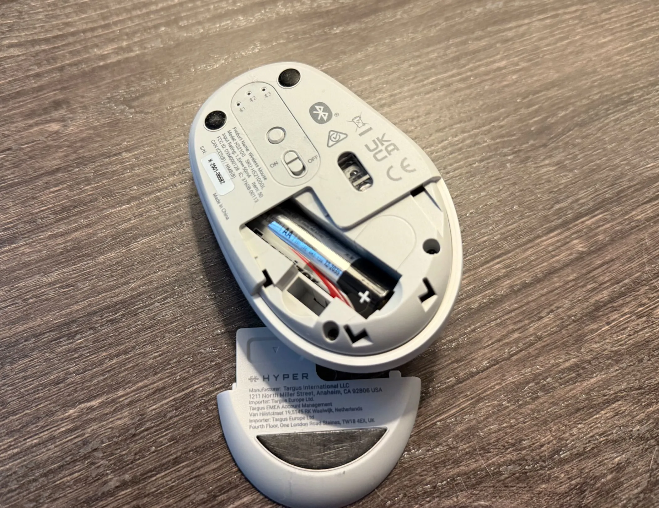 Mặt dưới chuột Hyper HyperSpace Bluetooth với nắp ngăn chứa pin AA