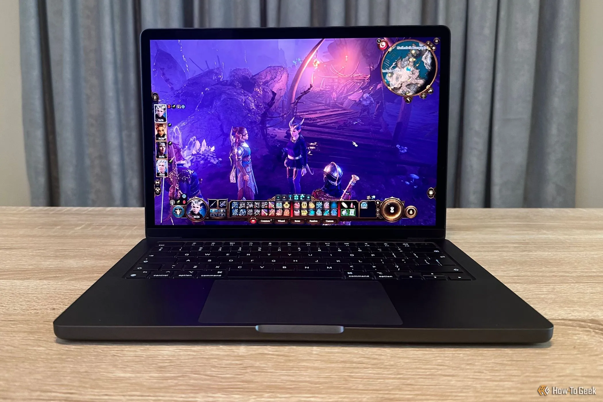 Một chiếc MacBook Pro M4 Pro chạy game Baldur's Gate