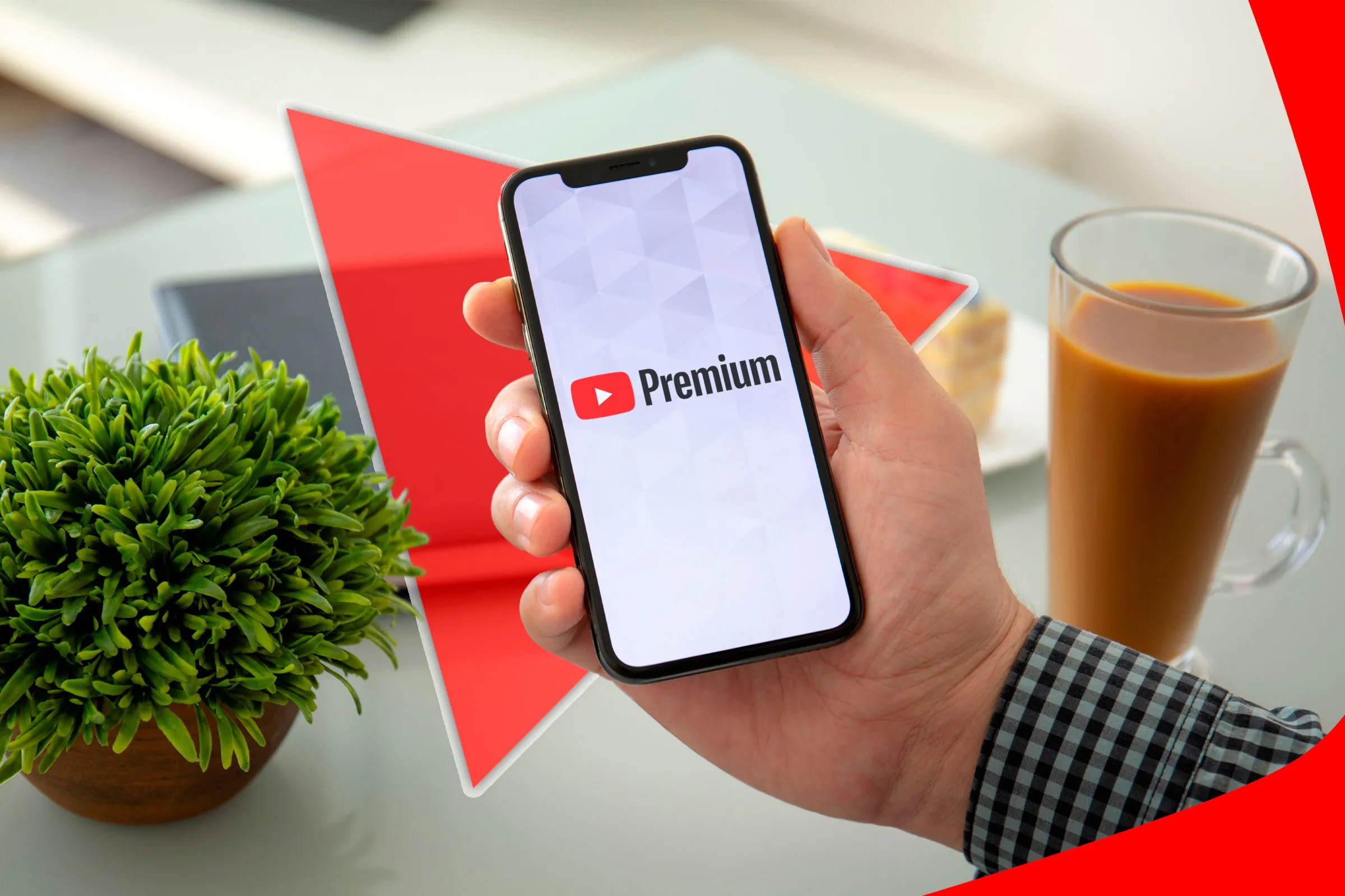 Người dùng cầm điện thoại hiển thị logo YouTube Premium, minh họa lỗi lịch sử xem YouTube khi bị Pi-hole chặn