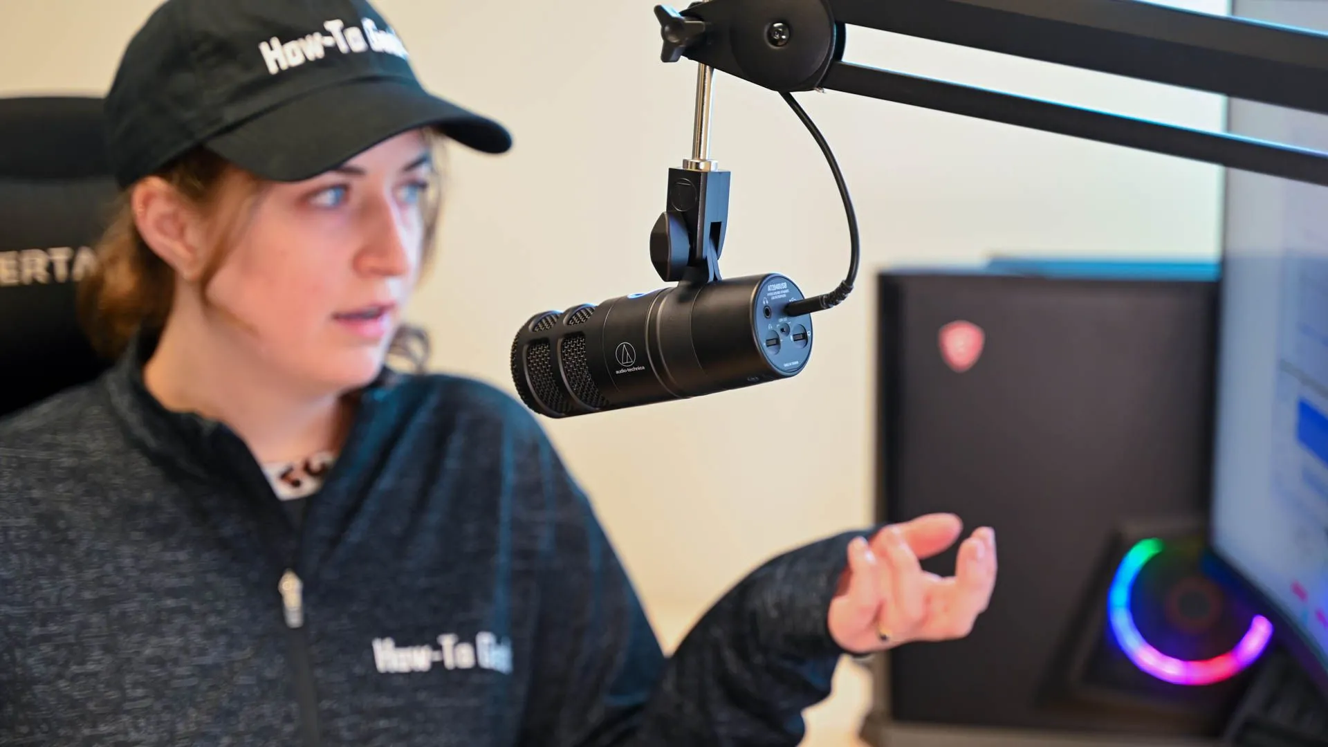 Người nói chuyện trước micro Audio-Technica AT2040USB, minh họa micro máy tính có dây.