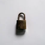 Ổ khóa gỉ sét trên nền trắng tượng trưng cho vấn đề bảo mật dữ liệu.