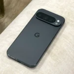Pixel 9 Pro nằm ngang trên ghế sofa